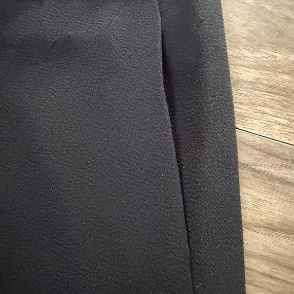 Aritzia | Wilfred | Size 2 | Black Front-Zip Skirt - Picture 5 of 7